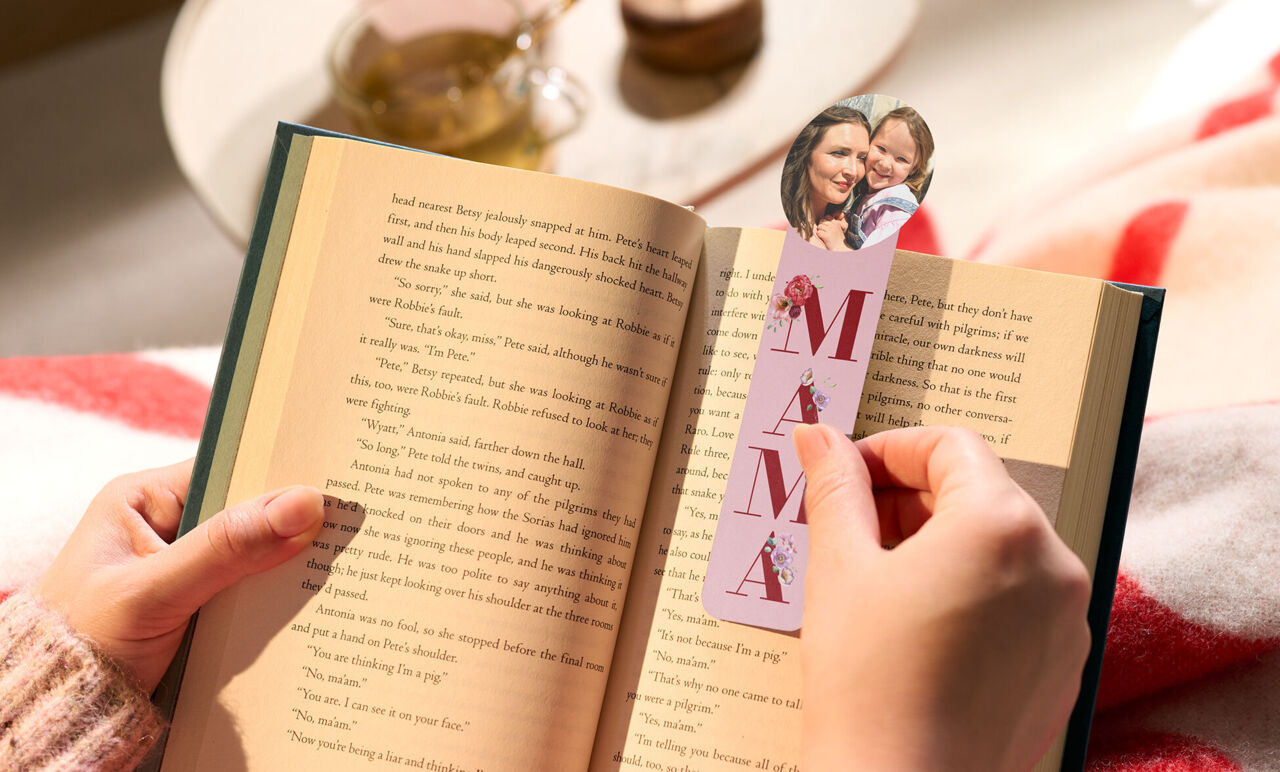 Marcapáginas personalizado MAMÁ con foto familiar en libro abierto