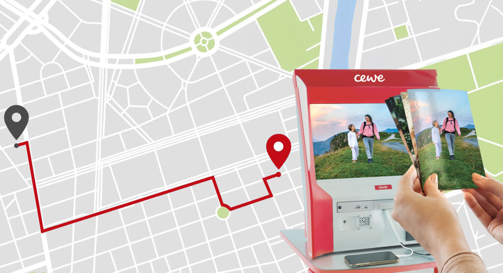 Mapa con una ruta marcada en rojo que conecta un punto de inicio y otro de destino, junto a un quiosco fotográfico CEWE.