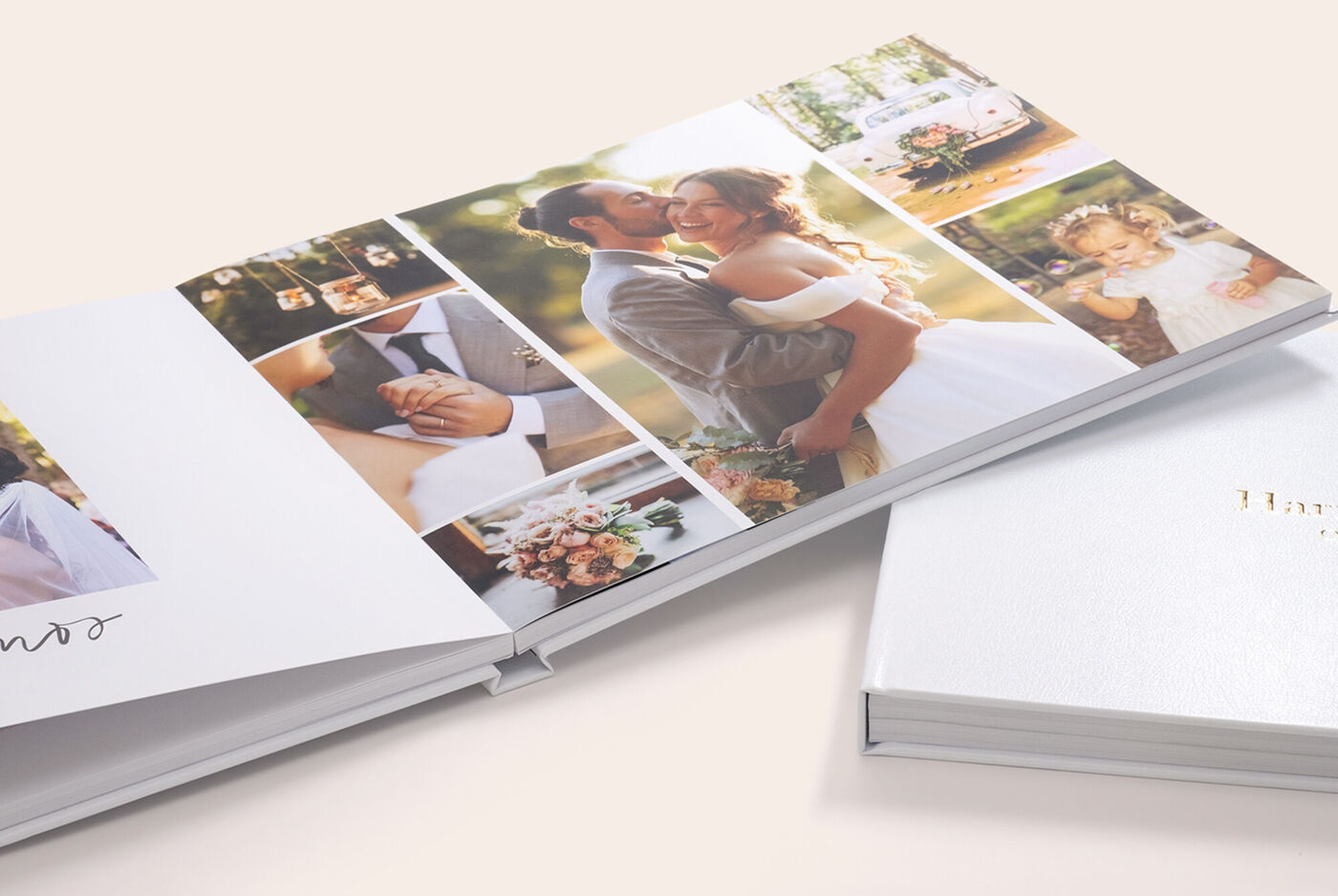 Álbum de fotos de boda abierto mostrando un collage de fotos de los novios, junto a un álbum de fotos más pequeño cerrado con tapa gris.