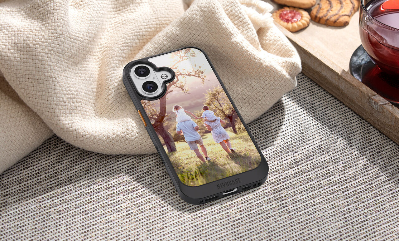 Funda de móvil personalizada con fotos Nivocase Advanced. Foto familiar apoyada en una manta a lado de un café.
