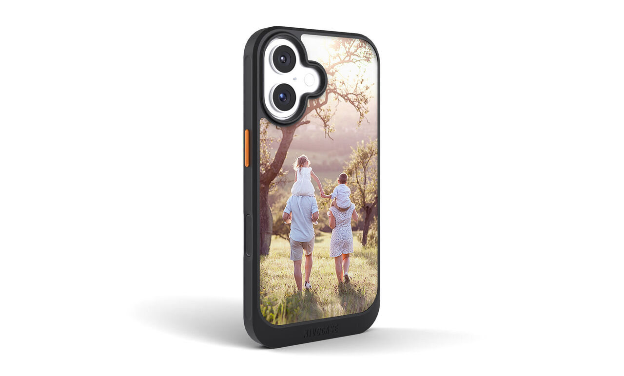 Funda de móvil personalizada con fotos Nivocase Advanced. Foto con una familia con dos hijos pequeños.
